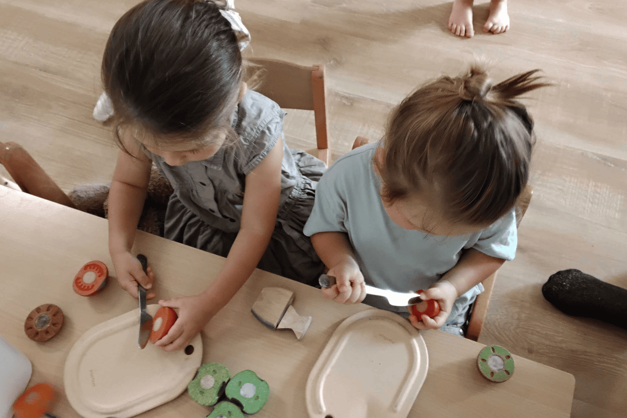 Enfants accueillis à la crèche Nursea Baille - Activité dinette en bois