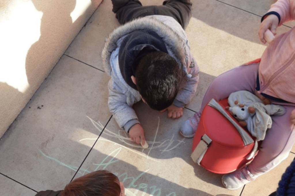 Activité en exterieur avec les enfants de la crèche Nursea Allauch