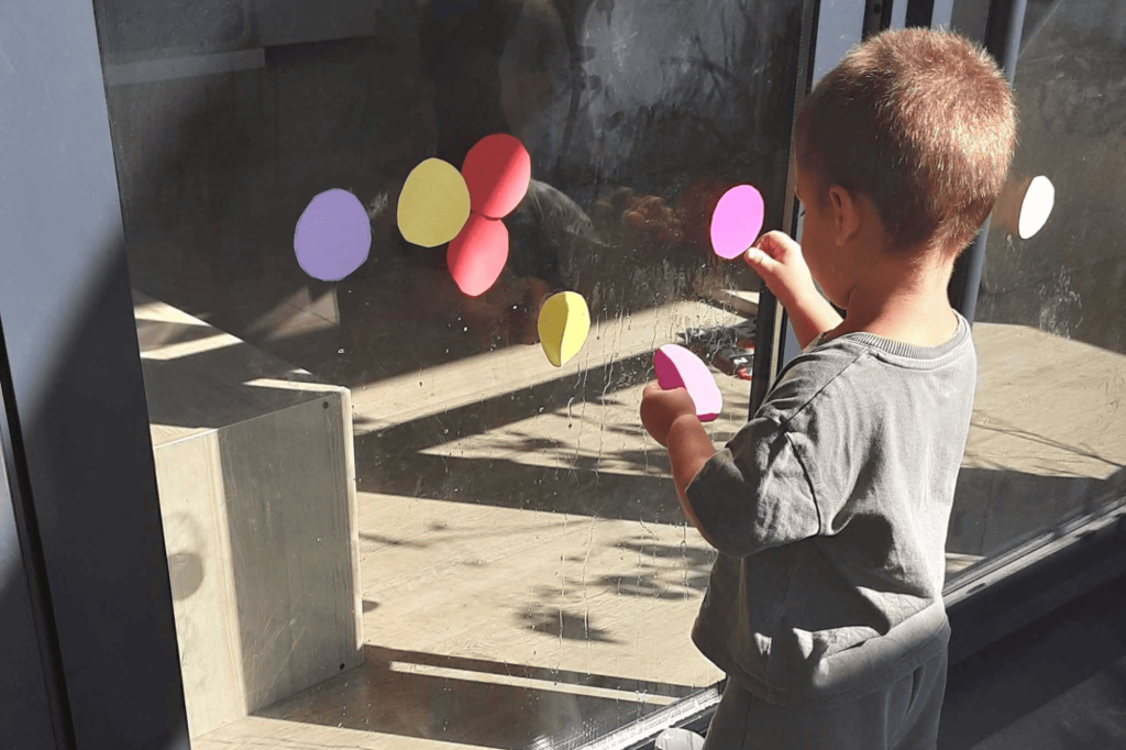 Activité gommettes sur les vitres de la micro-crèche Nursea Allauch