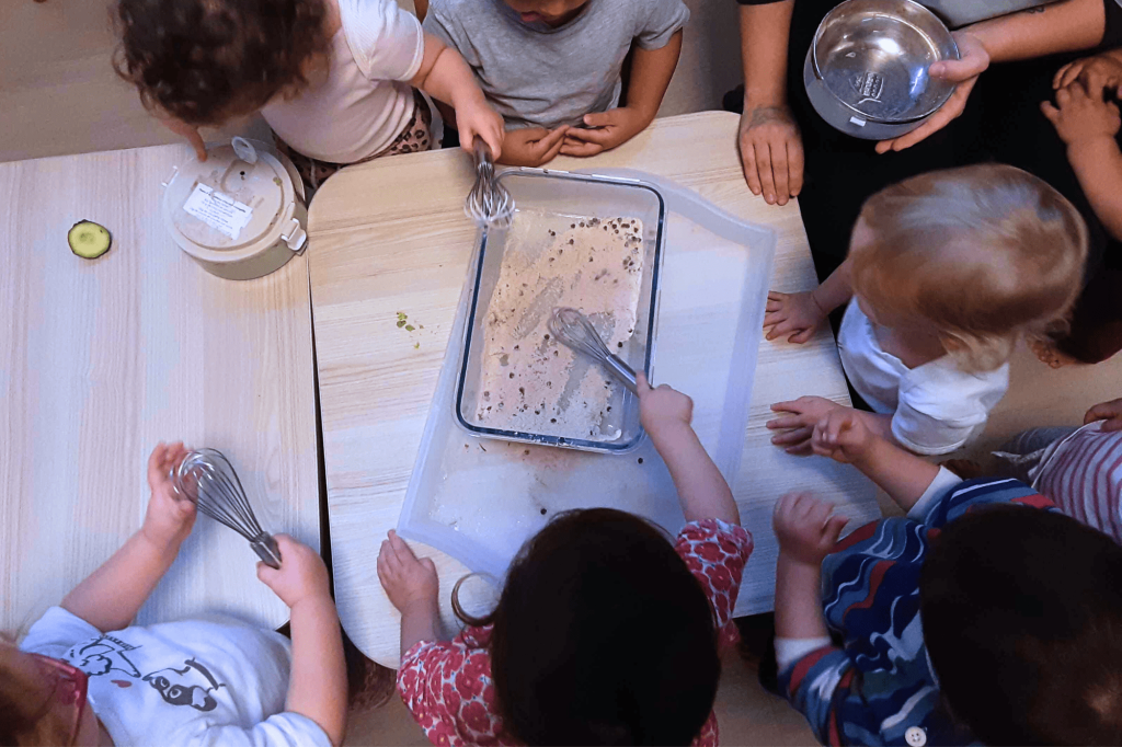 Activité avec les enfants accueillis dans la crèche Nursea Pharo