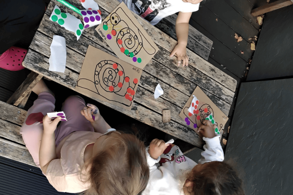 Activité gommettes avec les enfants accueillis dans la crèche Nursea Sebastopol