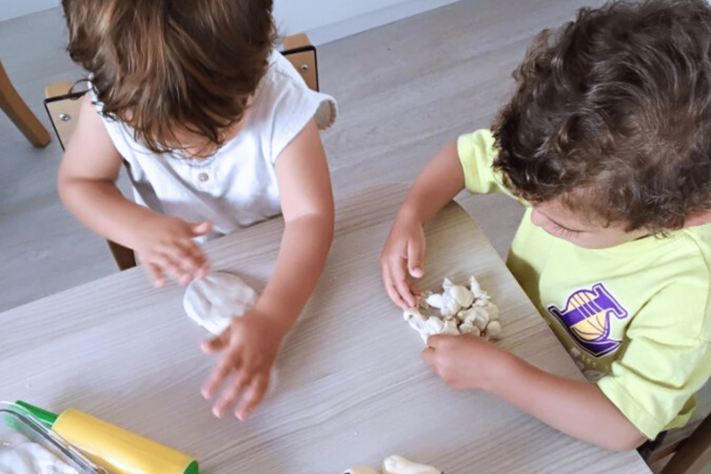 Activite pâte à modeler avec les enfants accueillis dans la crèche Nursea Perier