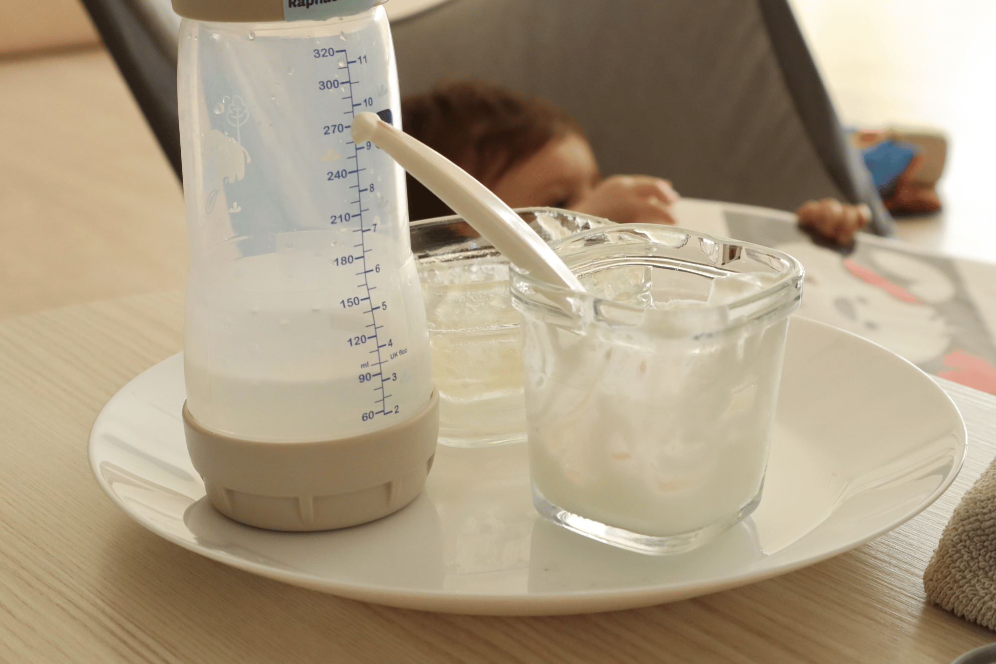 Pendant le repas, les textures proposées à l'enfant sont adaptées à son développement