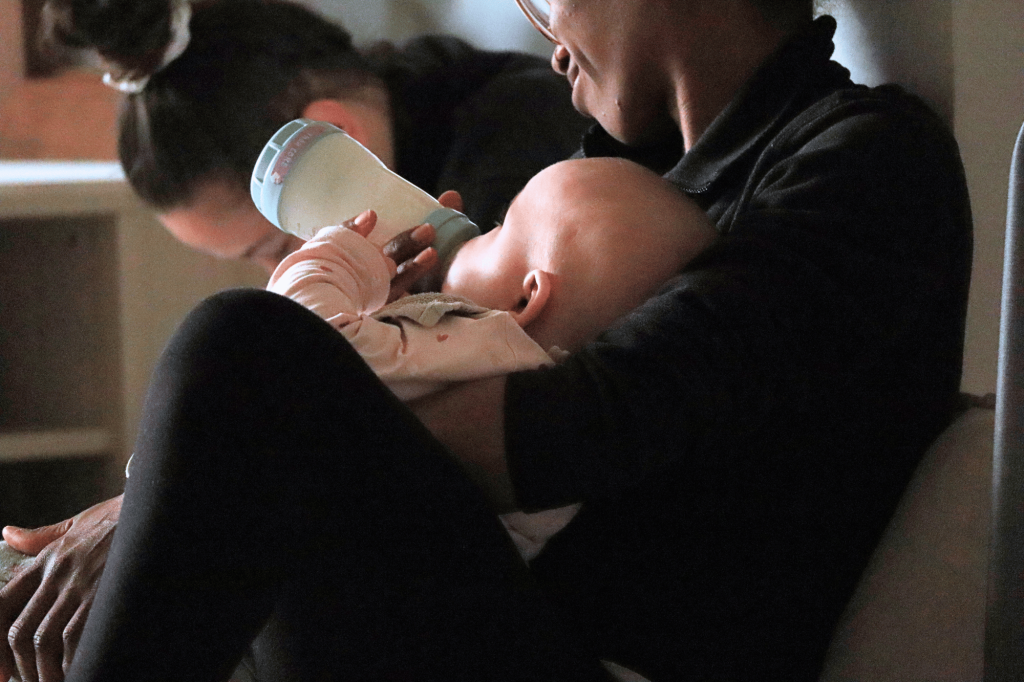 Le biberon des bébés est donné dans les bras dans les crèches Nursea