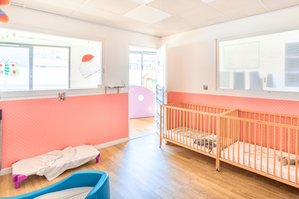 Chambre des bébés dans la crèche Nursea Perier à Marseille