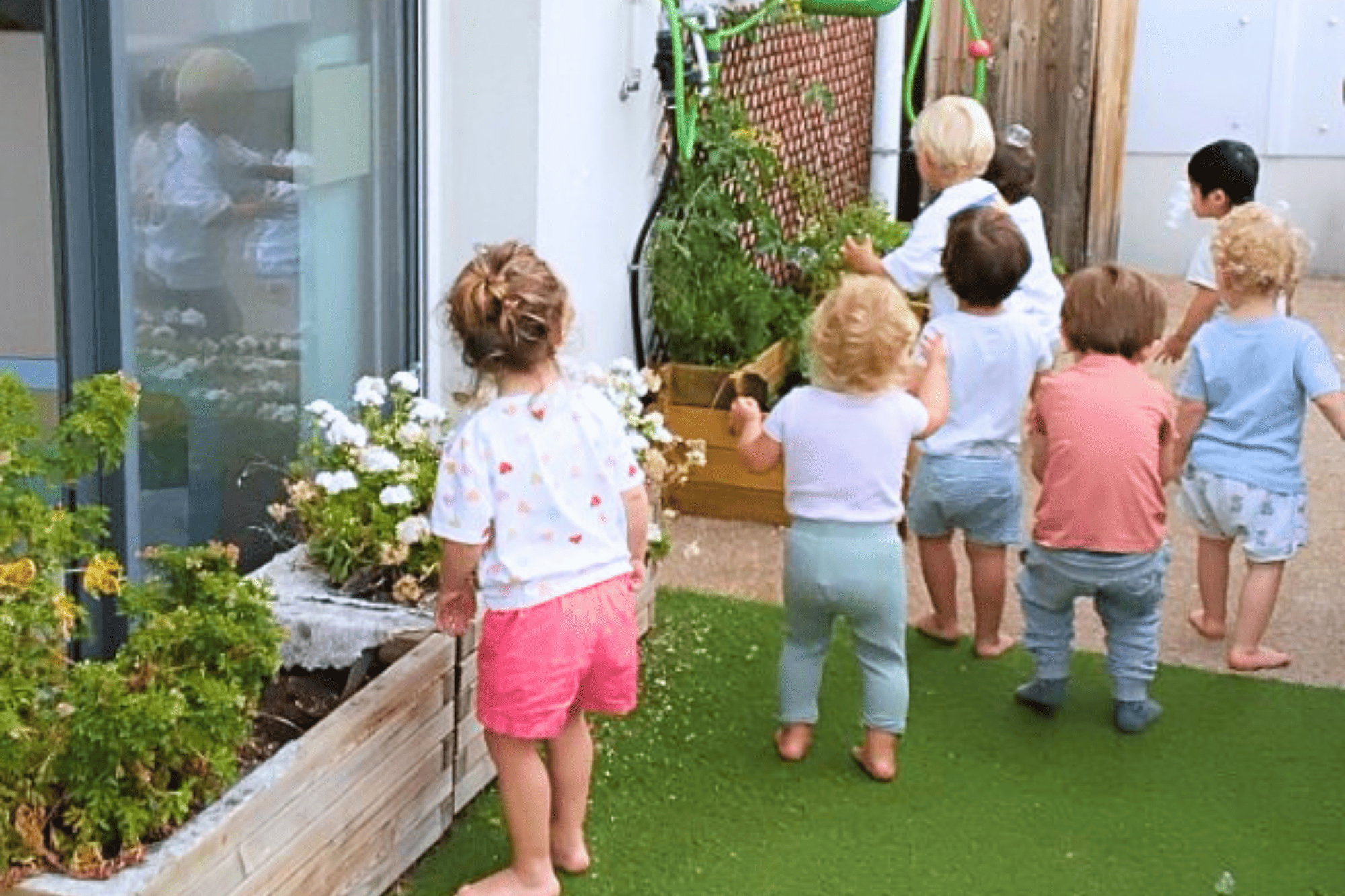 Enfants sur la terrasse de la crèche Nursea Perier