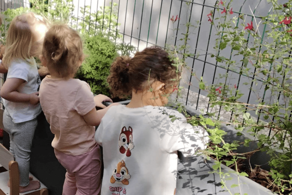 Les enfants profitent de l'extérieur de la crèche Nursea Sebastopol en toute saison