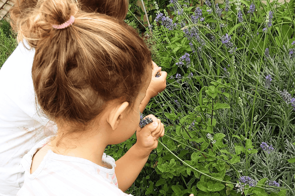 Enfants dans e jardin de la crèche Nursea Michelet