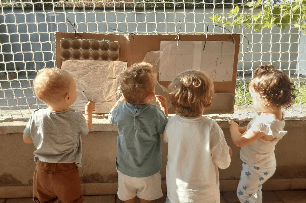 Utilisation du panneau sensoriel DIY par les enfants dans la crèche Nursea Graveson est