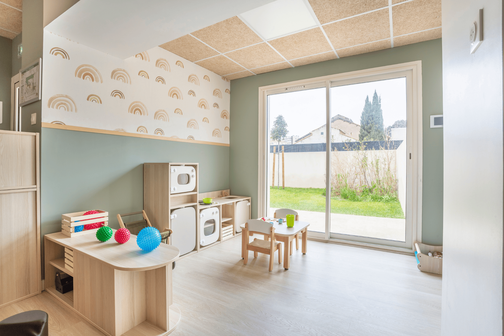 La crèche Nursea Ganay dispose d'une grande baie vitrée qui donne sur le jardin sécurisé