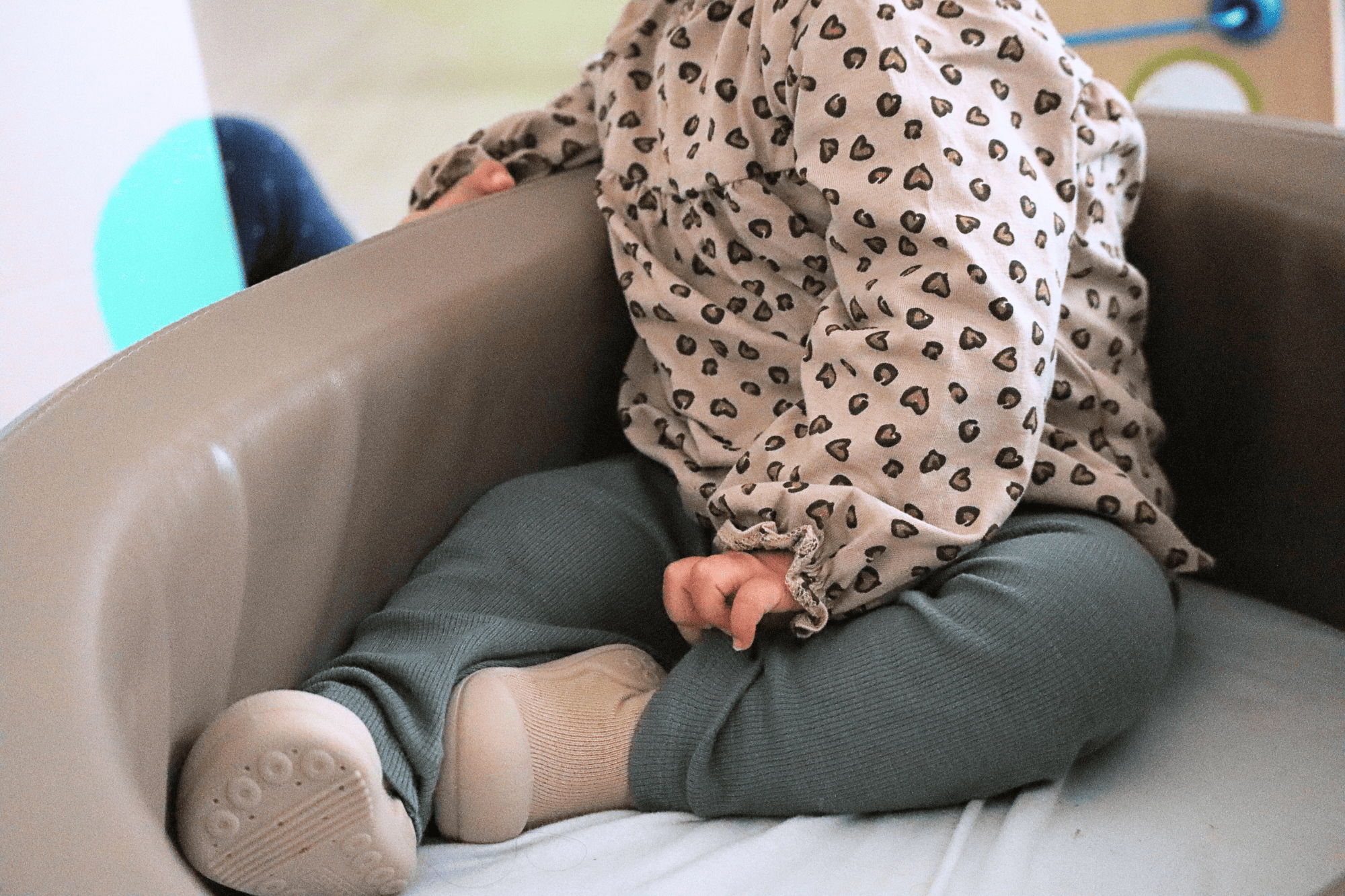 Lit cocon installé dans l'espace de vie de la crèche