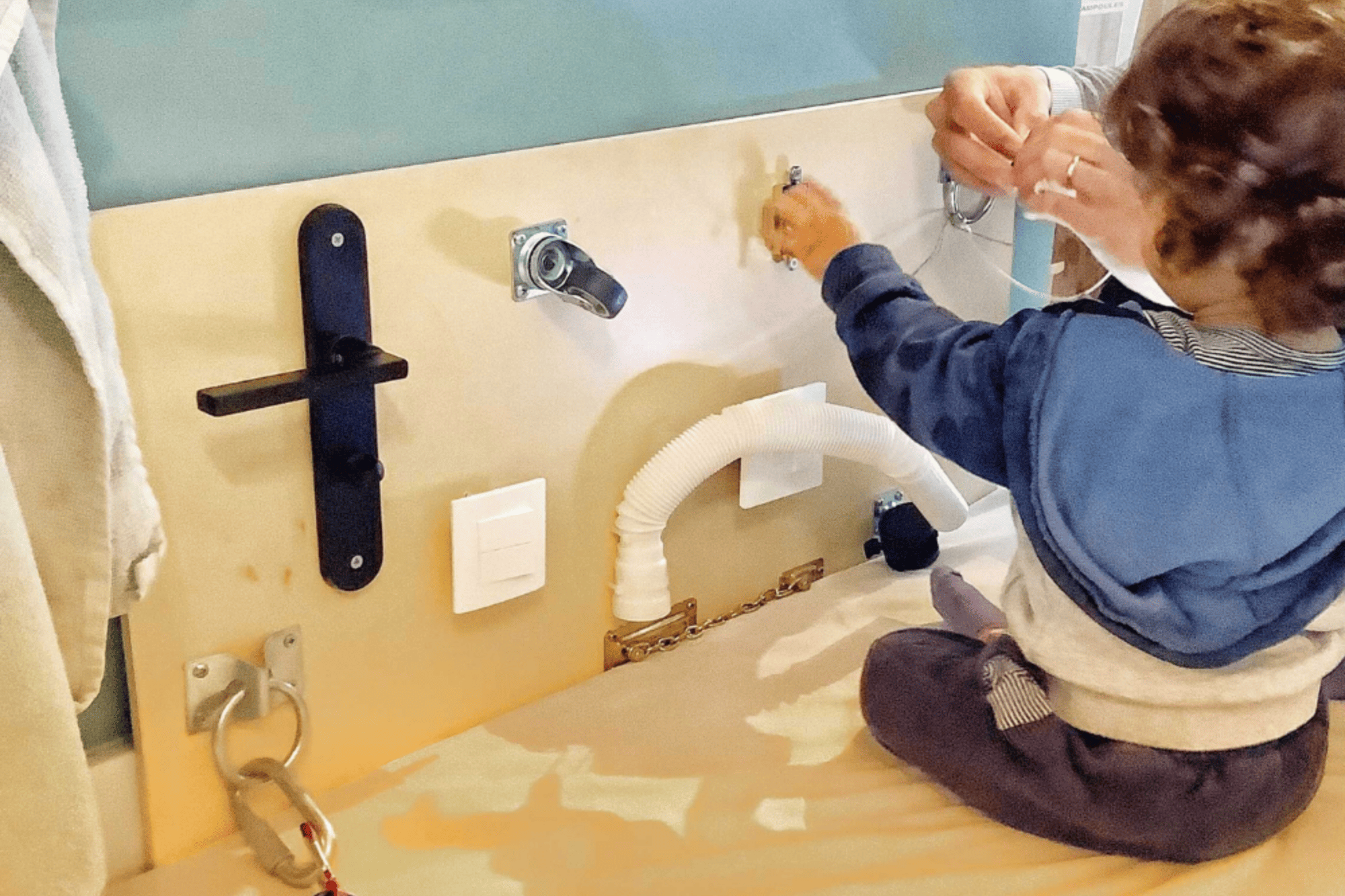 Panneau de motricité fine fabriqué en crèche Nursea