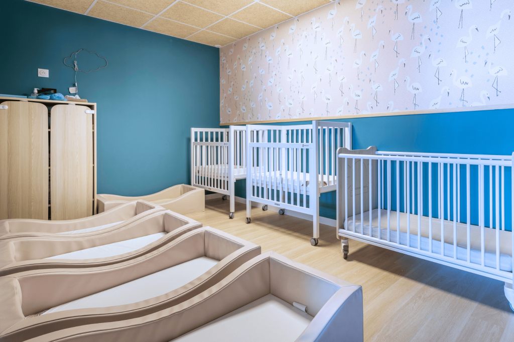 Chambre des bébés dans la crèche Nursea Camoins