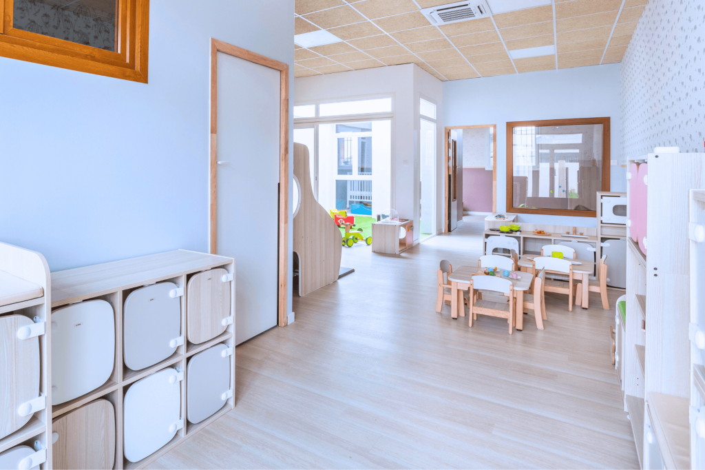 Vue de l'intérieur de la crèche Nursea Michelet depuis l'entrée