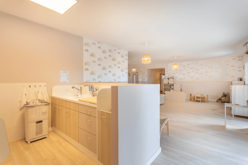 La crèche Nursea Graveson Est dispose d'un espace de change ouvert sur la pièce principale