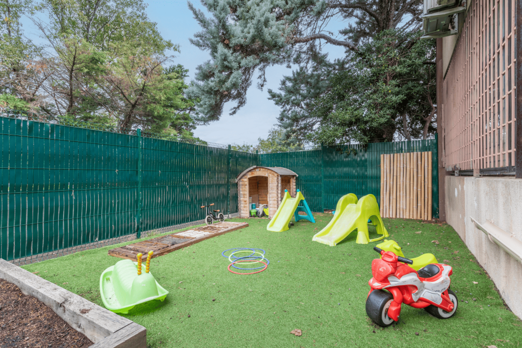 Espace extérieur de la crèche Nursea Courtine