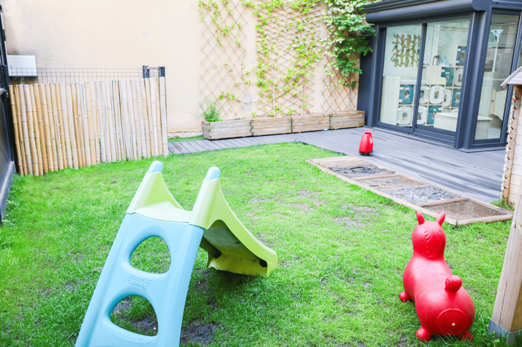 Vue de l'espace extérieur de la crèche Nursea Foch