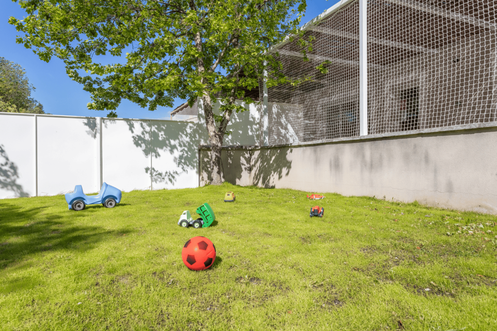 Vue du jardin verdoyant de la crèche Nursea Graveson Est