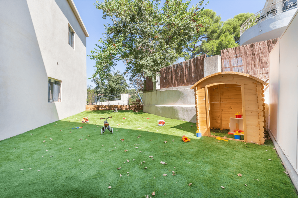 Photo de l'espace extérieur de la crèche Nursea Buzine à Marseille