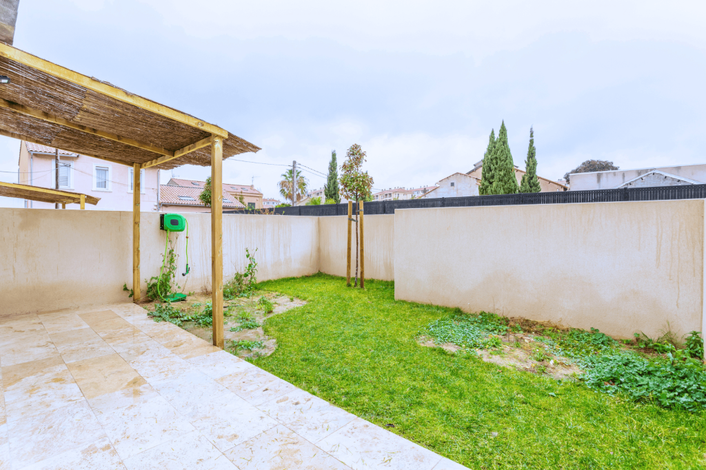 La crèche Nursea Michelet dispose d'un jardin avec son potager