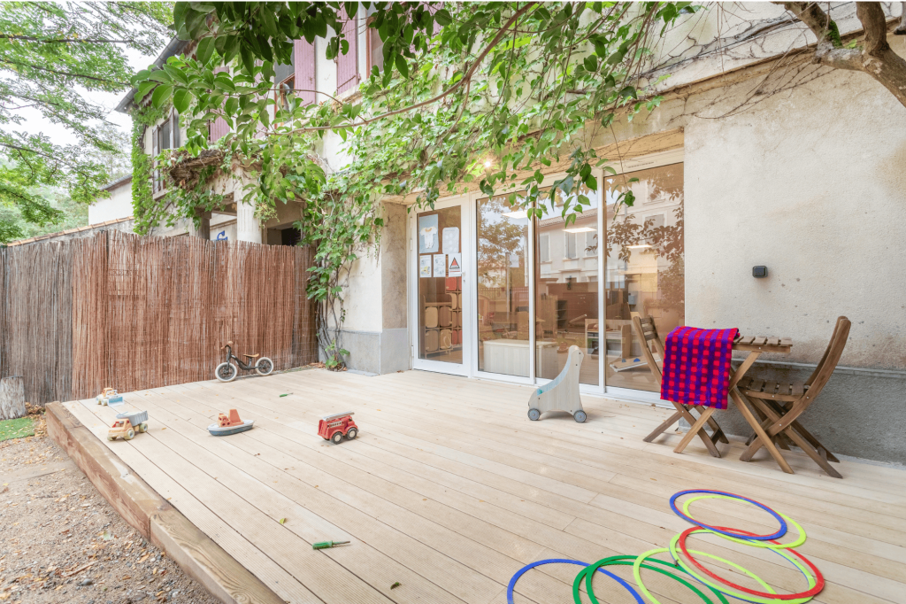 Photo de la terrasse de la micro-crèche Nursea à Barbentane