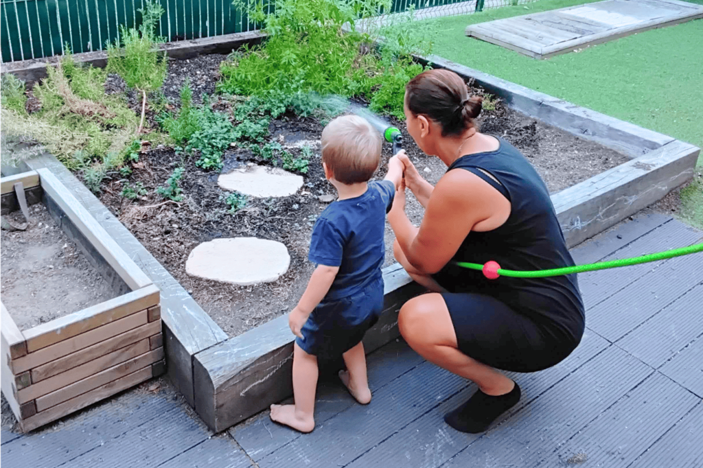 Arrosage du potager de la crèche Nursea Courtine avec les enfants