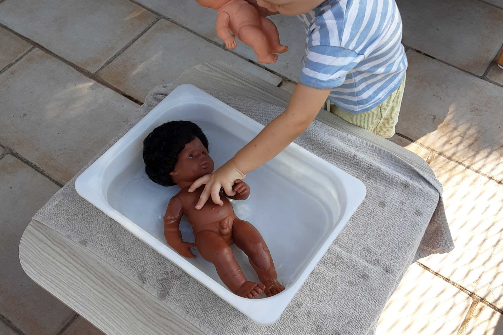 Bain de poupons, jeu d'imitation en crèche