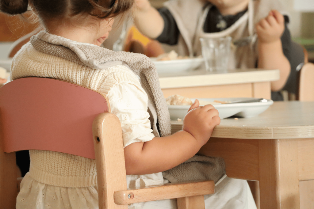 Le repas à table pour les grands se fait avec du mobilier et des équipements adaptés