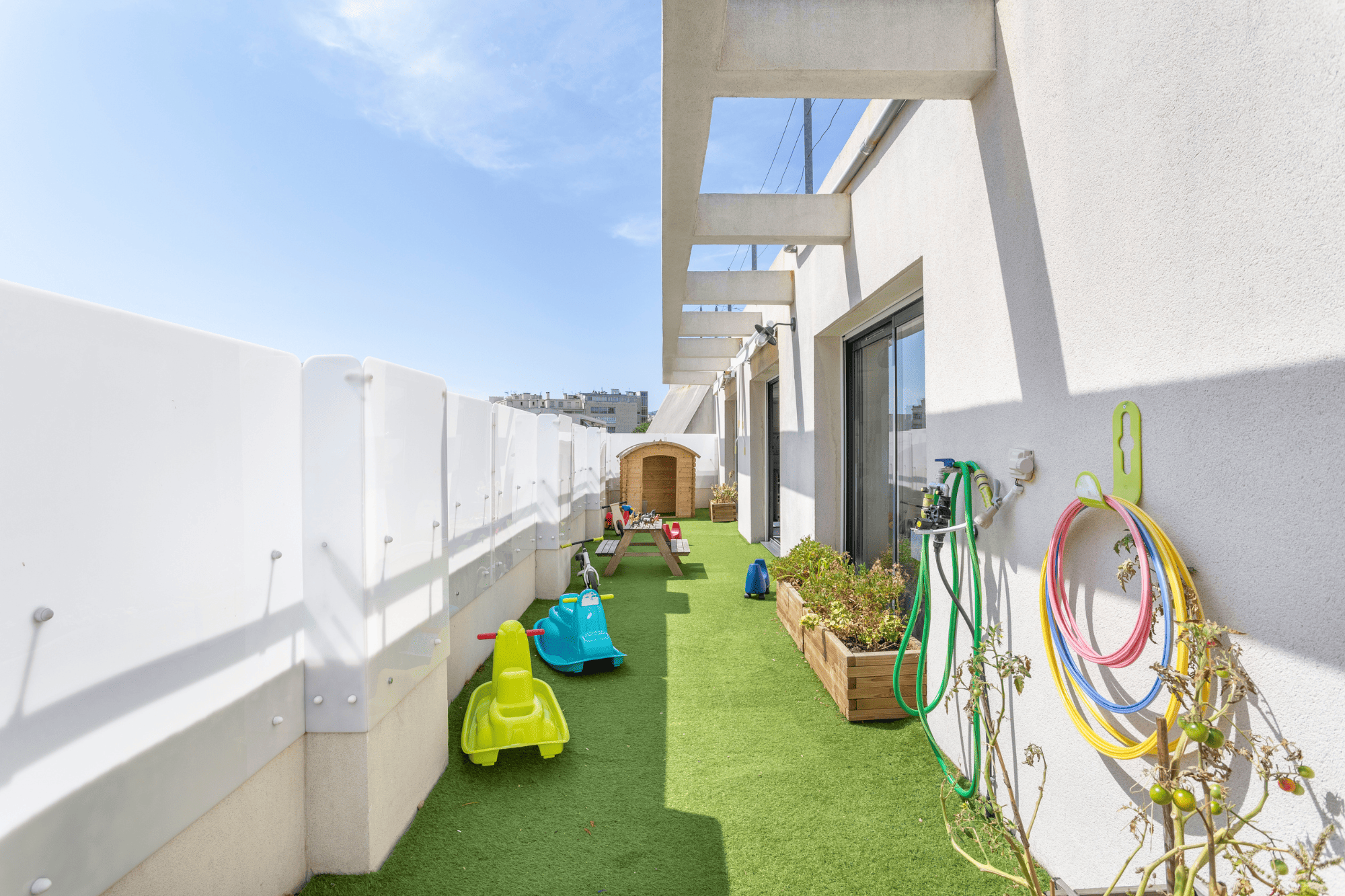 Terrasse de la crèche Nursea Perier