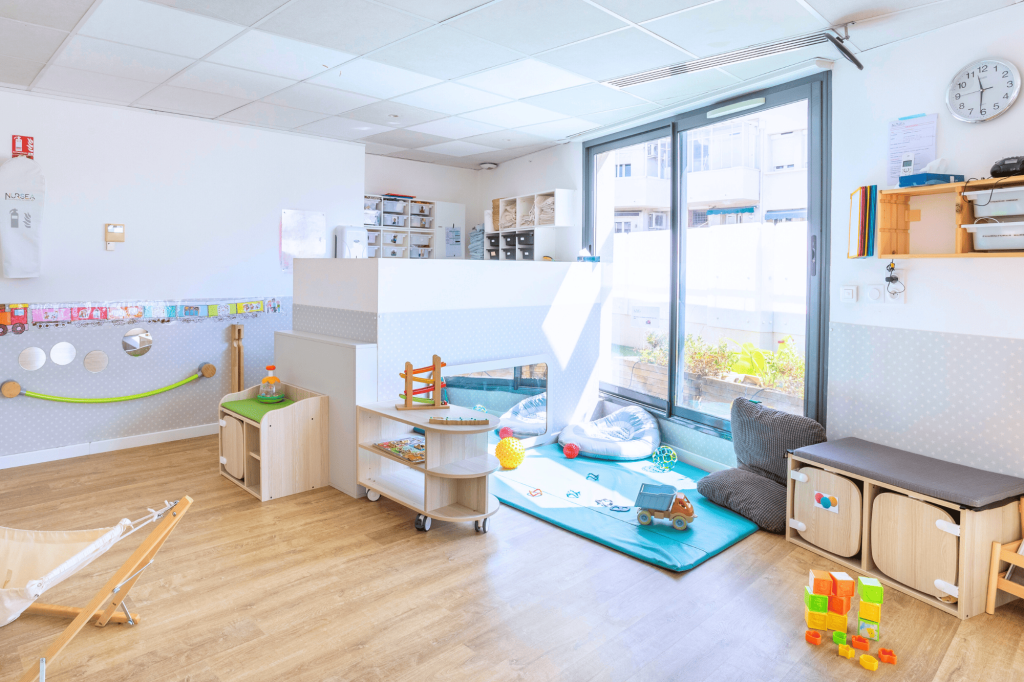 Intérieur de la crèche Nursea Perier avec vue sur l'espace bébés