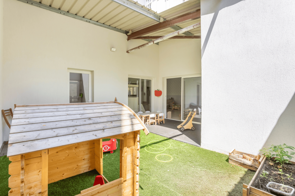 Vue de l'espace extérieur de la crèche Nursea Pharo